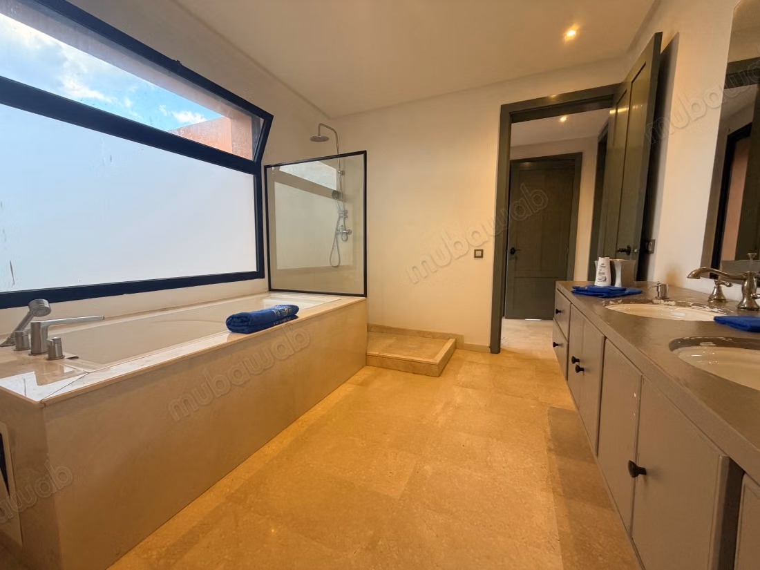 Villa meublée avec piscine et jacuzzi 4 chambres et 3 salles de bains