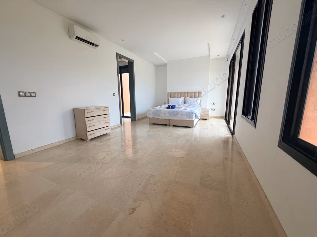 Villa meublée avec piscine et jacuzzi 4 chambres et 3 salles de bains