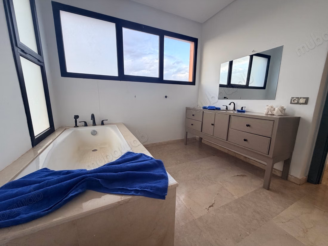 Villa meublée avec piscine et jacuzzi 4 chambres et 3 salles de bains
