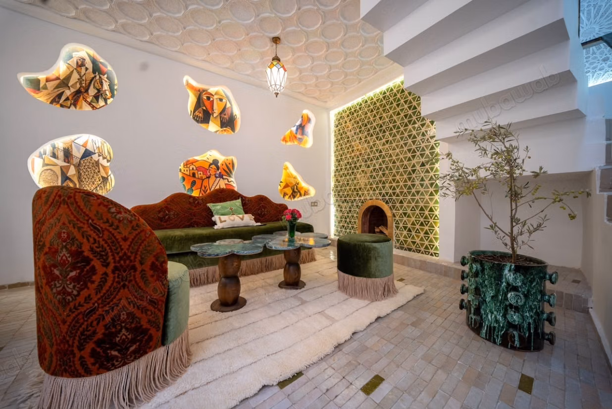 Riad Entièrement Rénové et Meublé à Vendre
