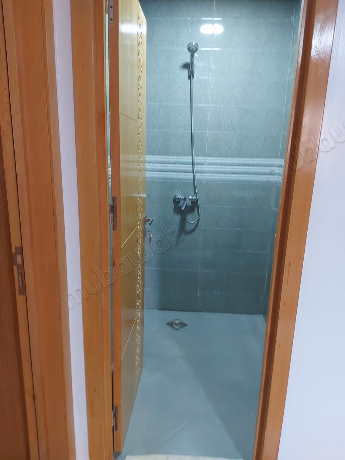 À vendre – maison avec magasin et 2 appartements