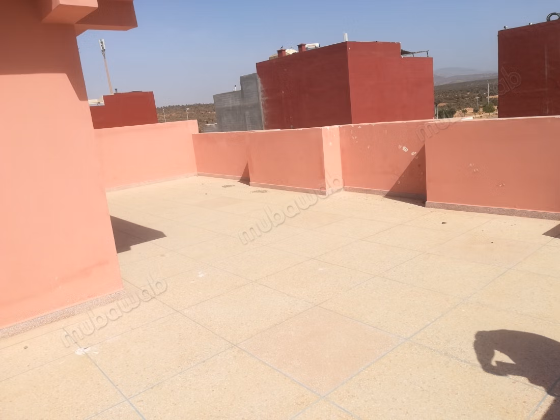 À vendre – maison avec magasin et 2 appartements