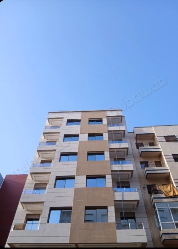 Appartement à vendre à Larache. 3 pièces confortables. Porte solide, résidence sécurisée