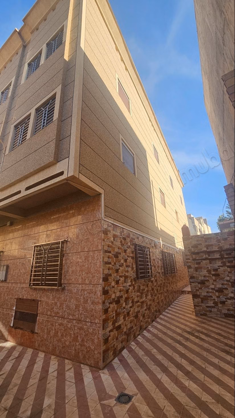 Maison de 3 façades composée de 7 appartements sur un terrain de 361 m² et garage