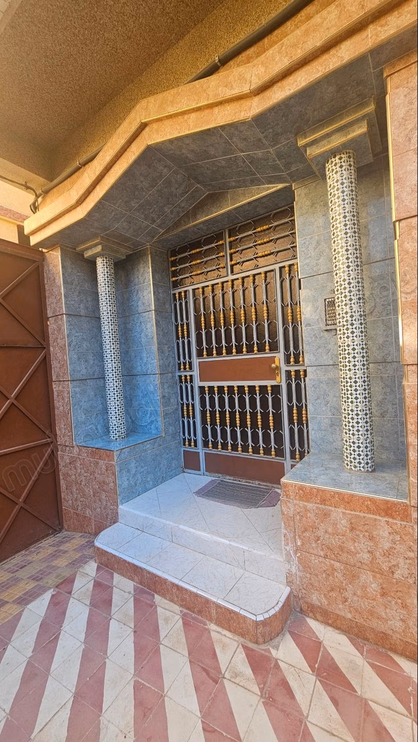 Maison de 3 façades composée de 7 appartements sur un terrain de 361 m² et garage