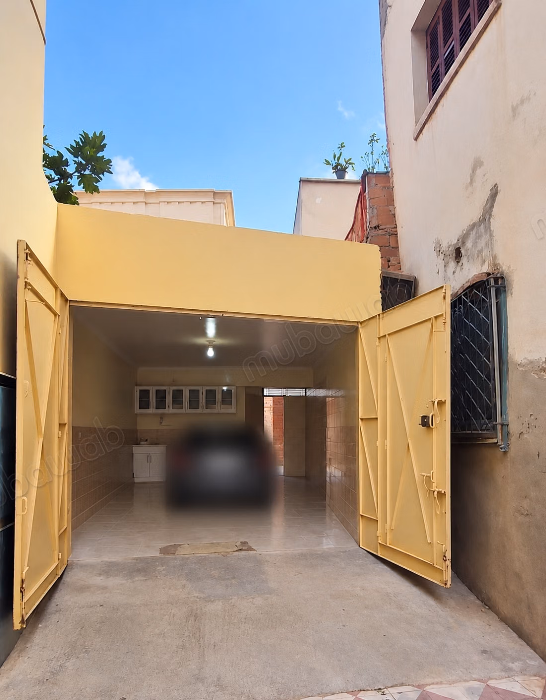 Maison de 3 façades composée de 7 appartements sur un terrain de 361 m² et garage