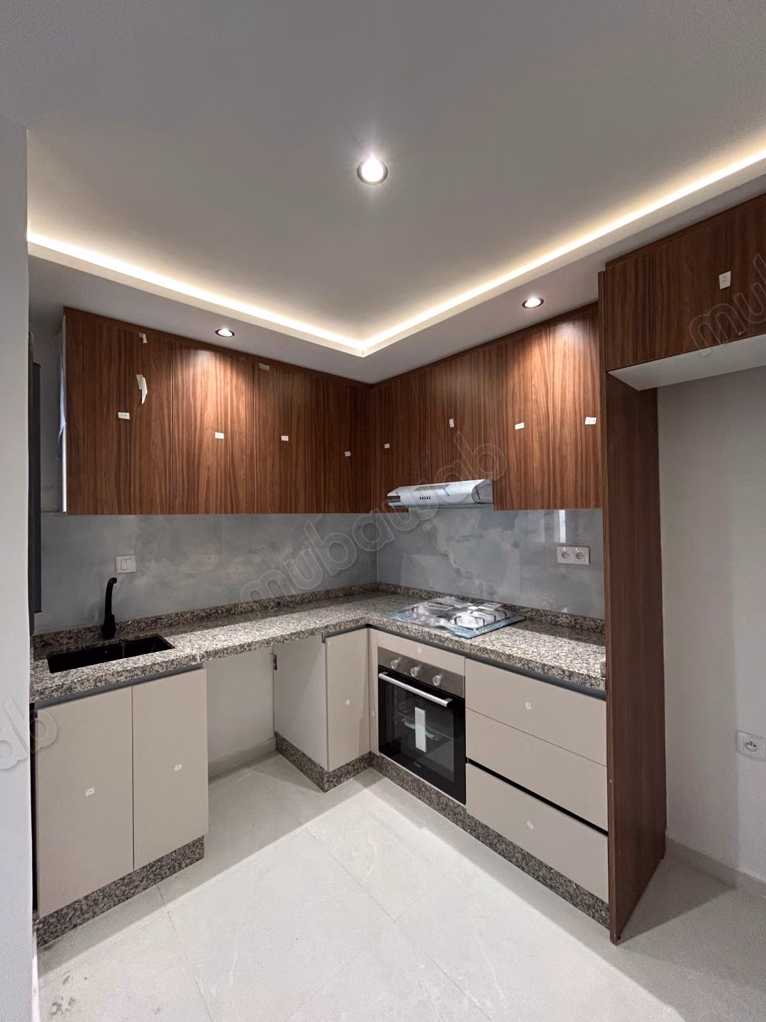 Superbe appartement à vendre à Martil. 
Superficie 80 m². 
Antenne parabolique, résidence sécurisée