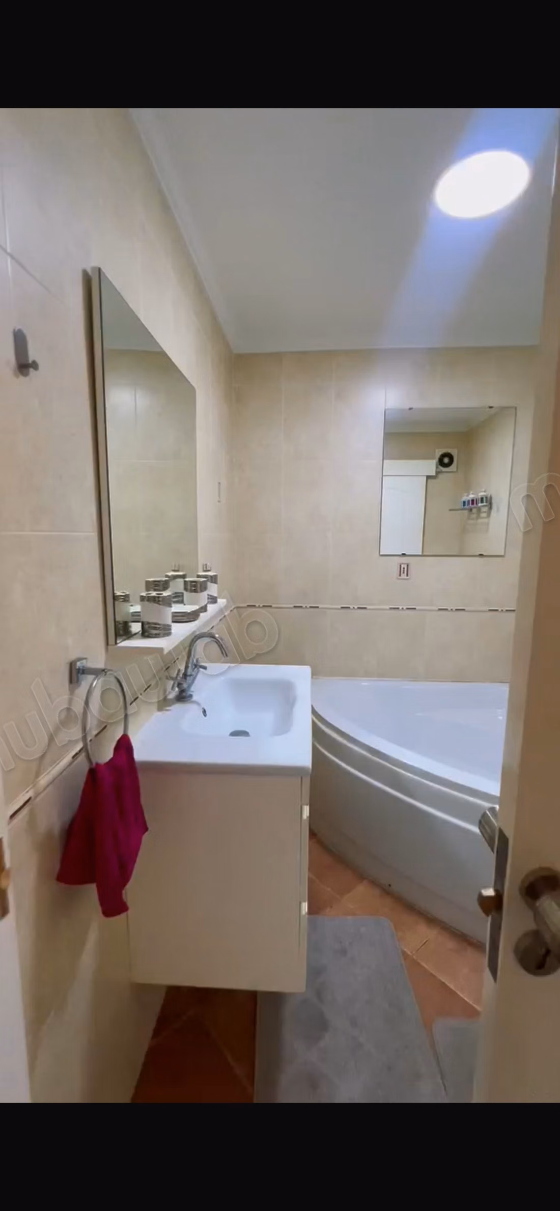 Bel appartement à louer au centre-ville. Superficie totale de 130 m². Meublé