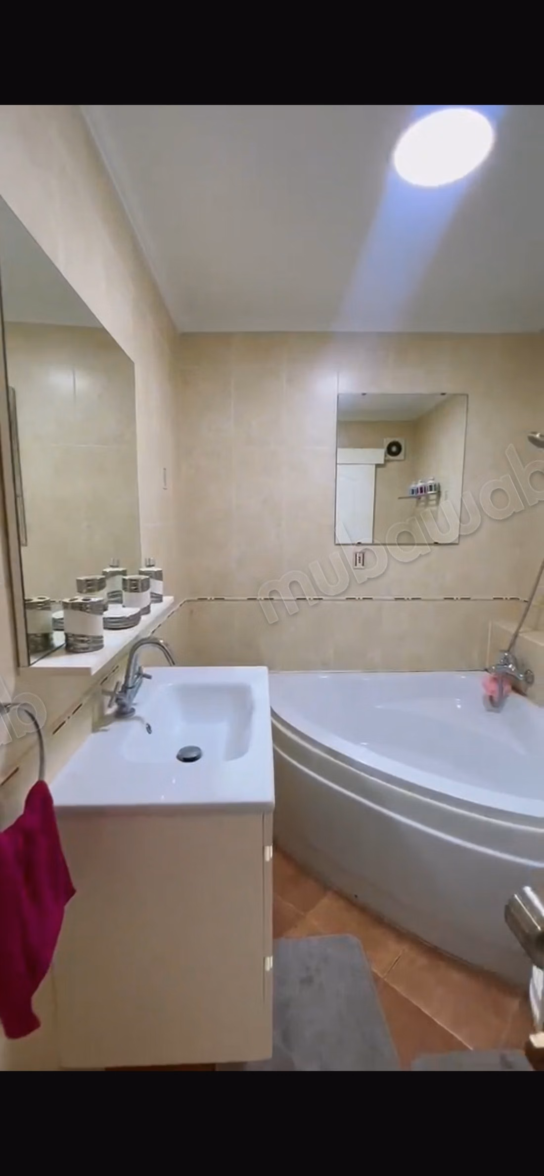 Bel appartement à louer au centre-ville. Superficie totale de 130 m². Meublé