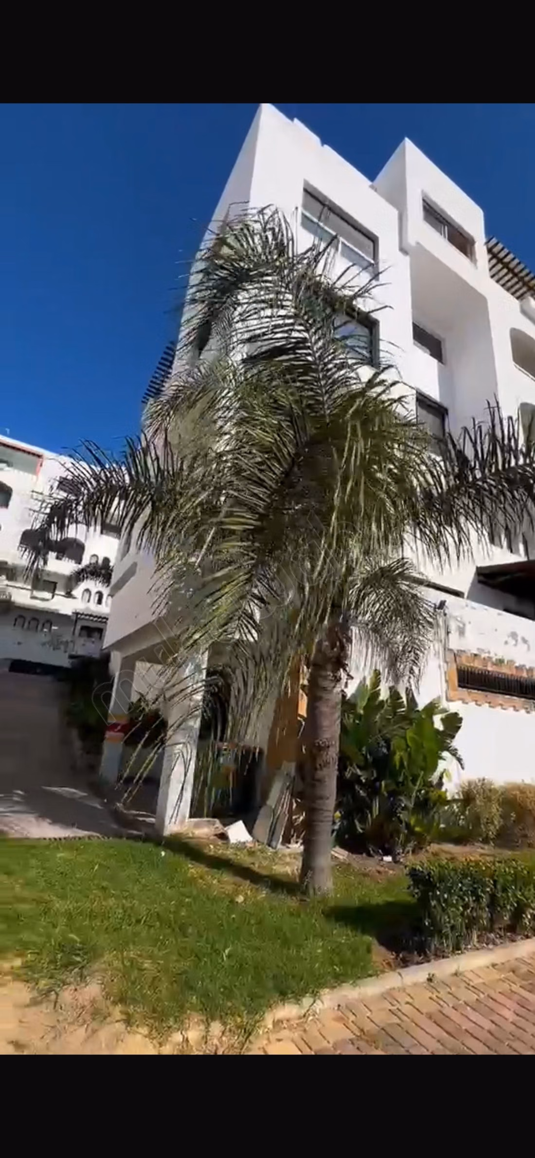Bel appartement à louer au centre-ville. Superficie totale de 130 m². Meublé
