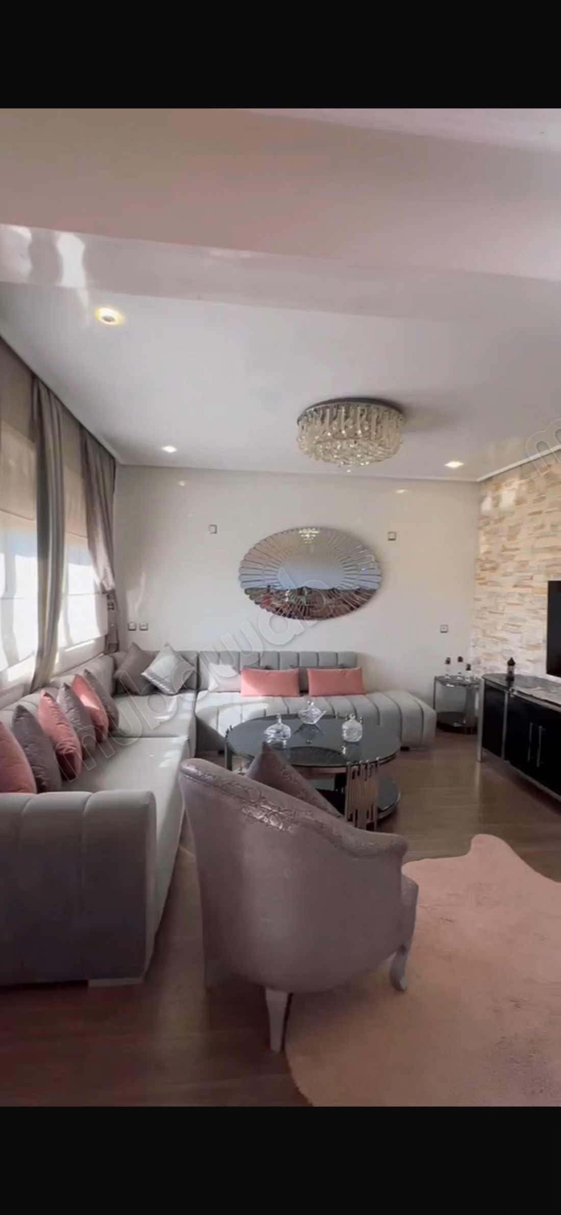 Bel appartement à louer au centre-ville. Superficie totale de 130 m². Meublé