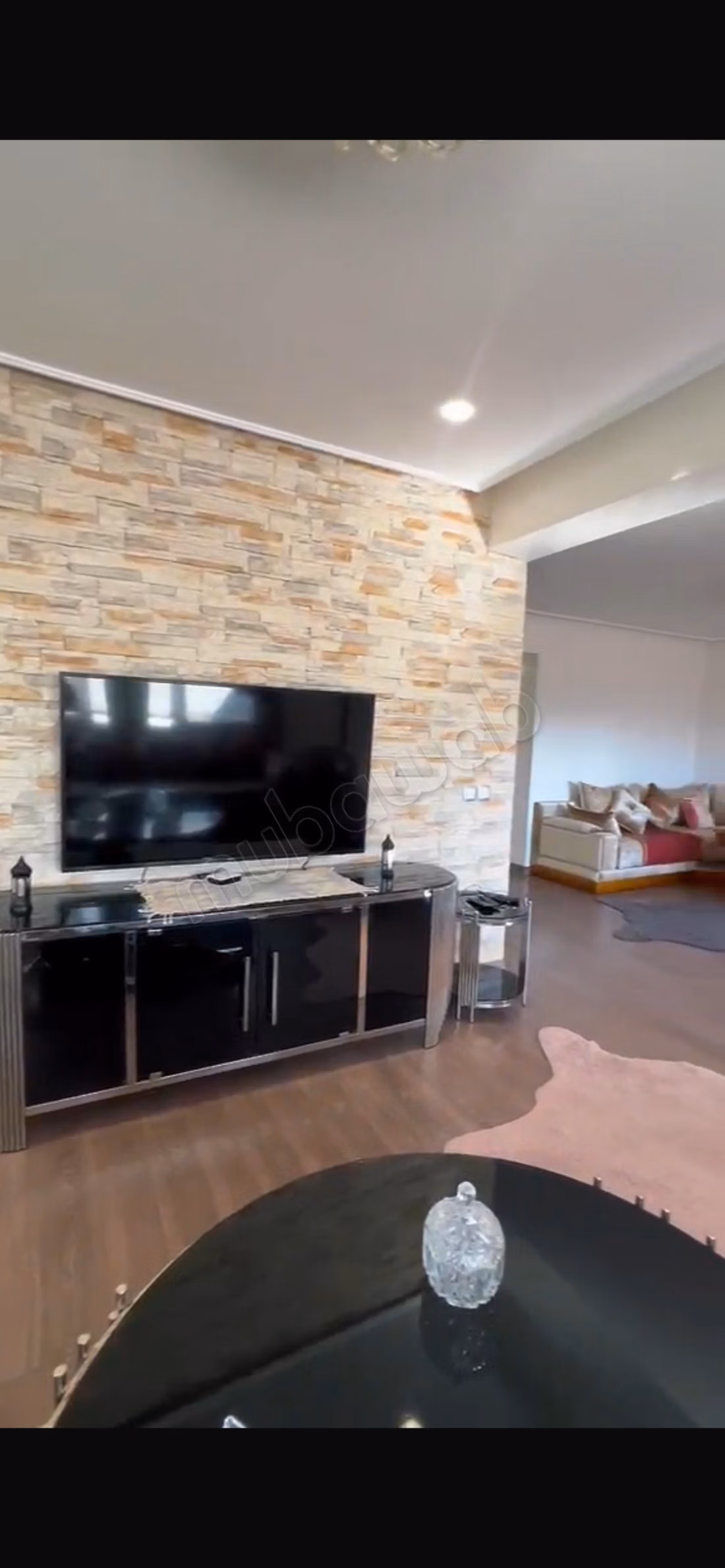 Bel appartement à louer au centre-ville. Superficie totale de 130 m². Meublé