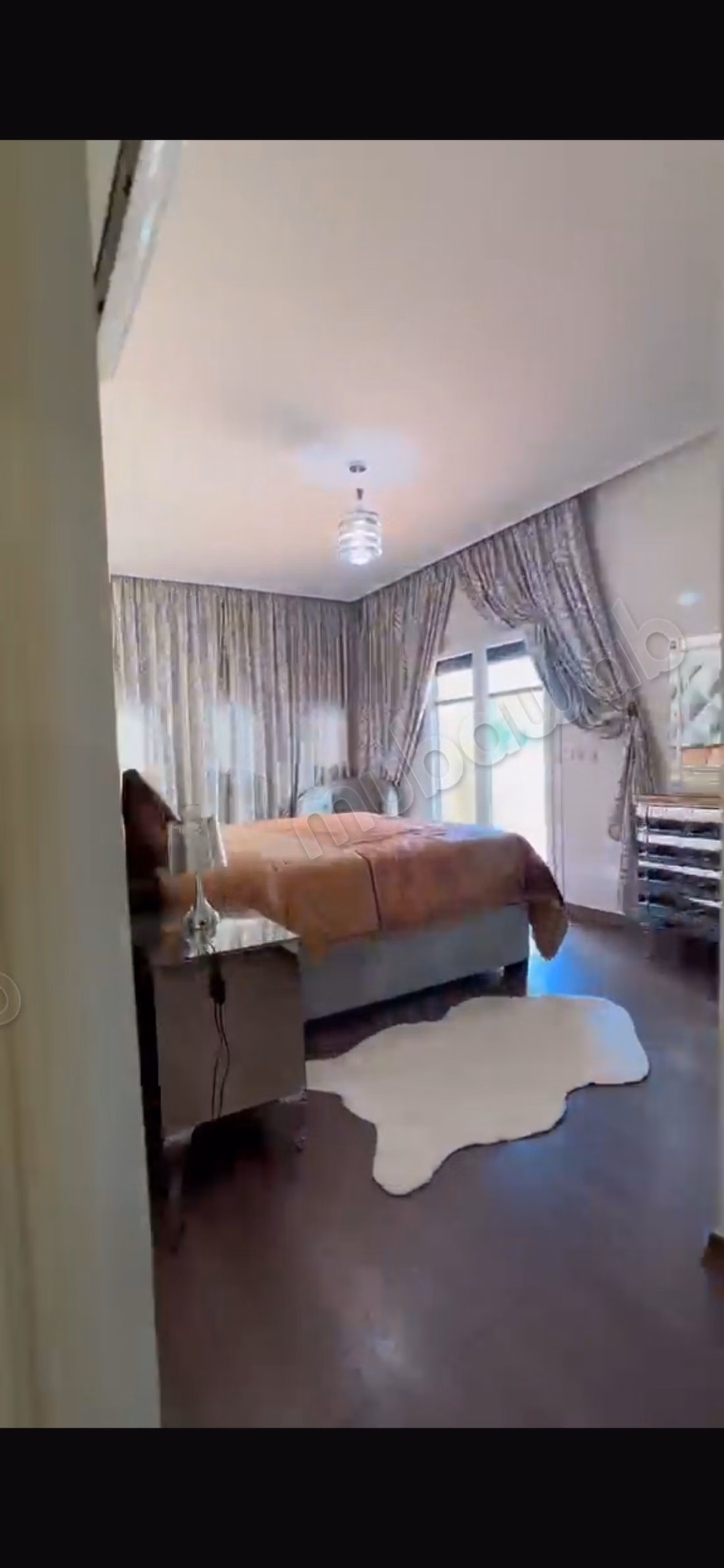 Bel appartement à louer au centre-ville. Superficie totale de 130 m². Meublé