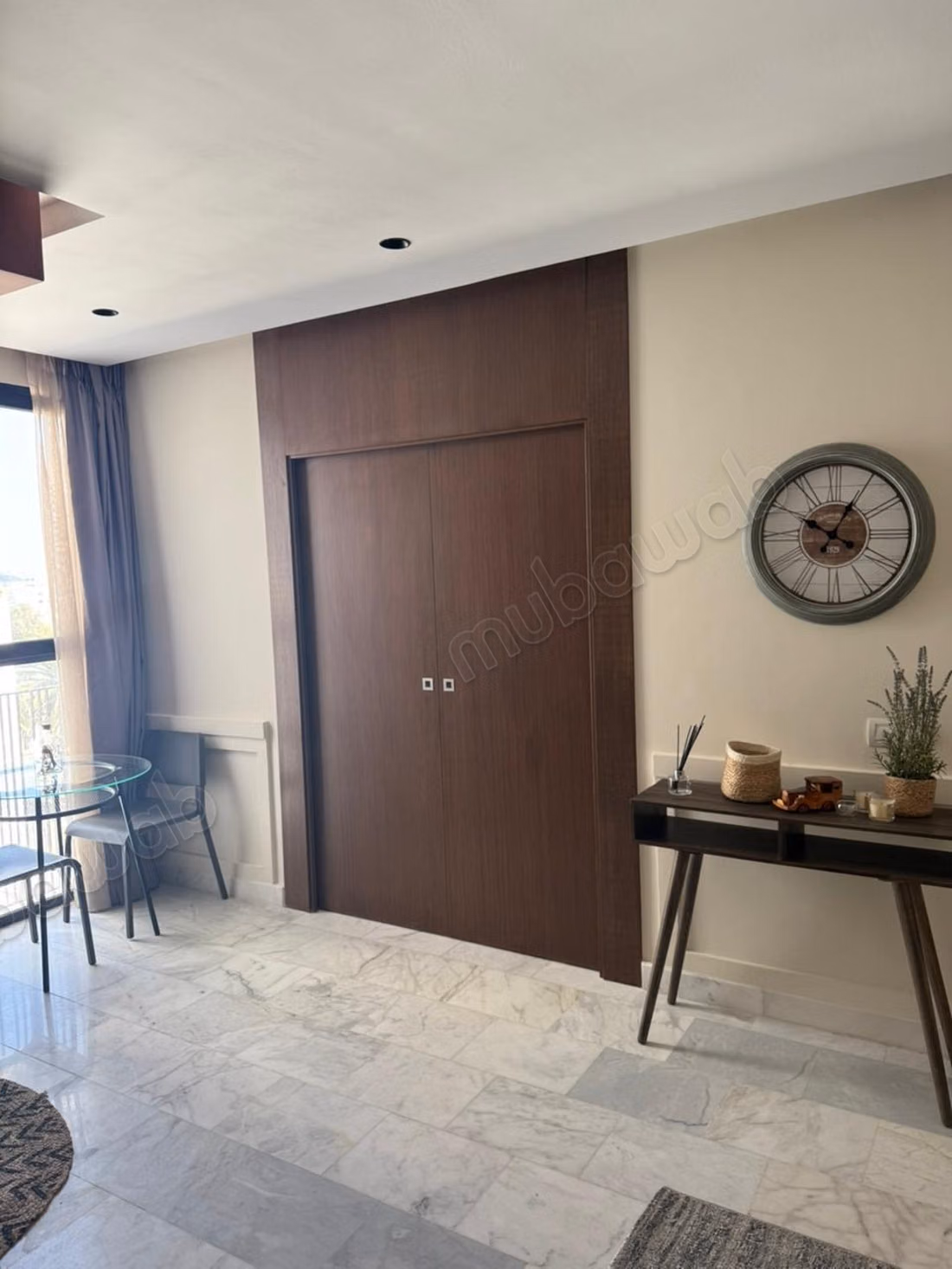 Bel appartement en location à Oasis.
Superficie 50 m².
Meublé