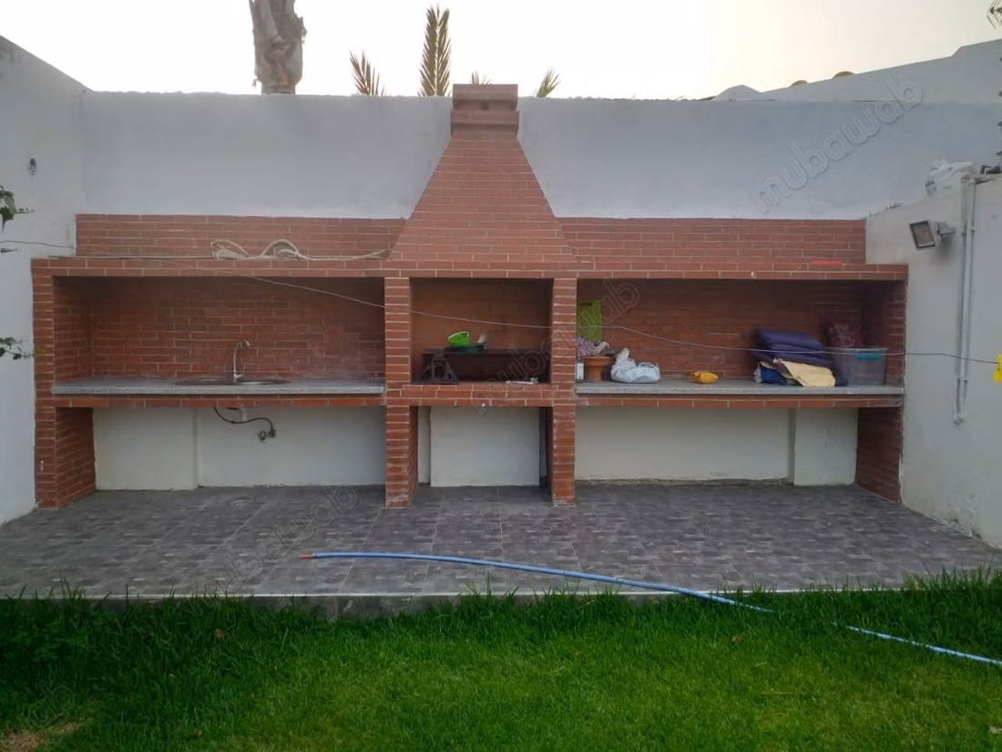 Maison de luxe à vendre à M'Diq. Superficie totale de 250 m². Meublé