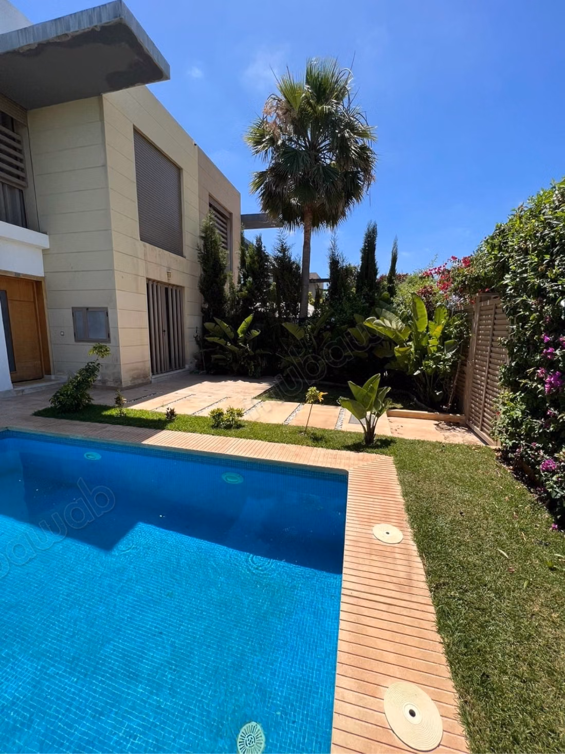 Maison de haut standing à vendre à Dar Bouazza.
Surface de 260 m².
Climatisation et piscine