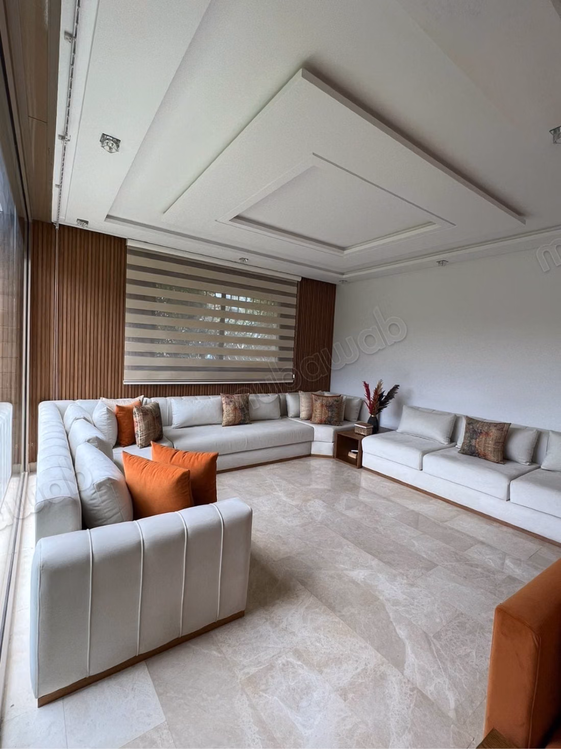 Maison de haut standing à vendre à Dar Bouazza.
Surface de 260 m².
Climatisation et piscine
