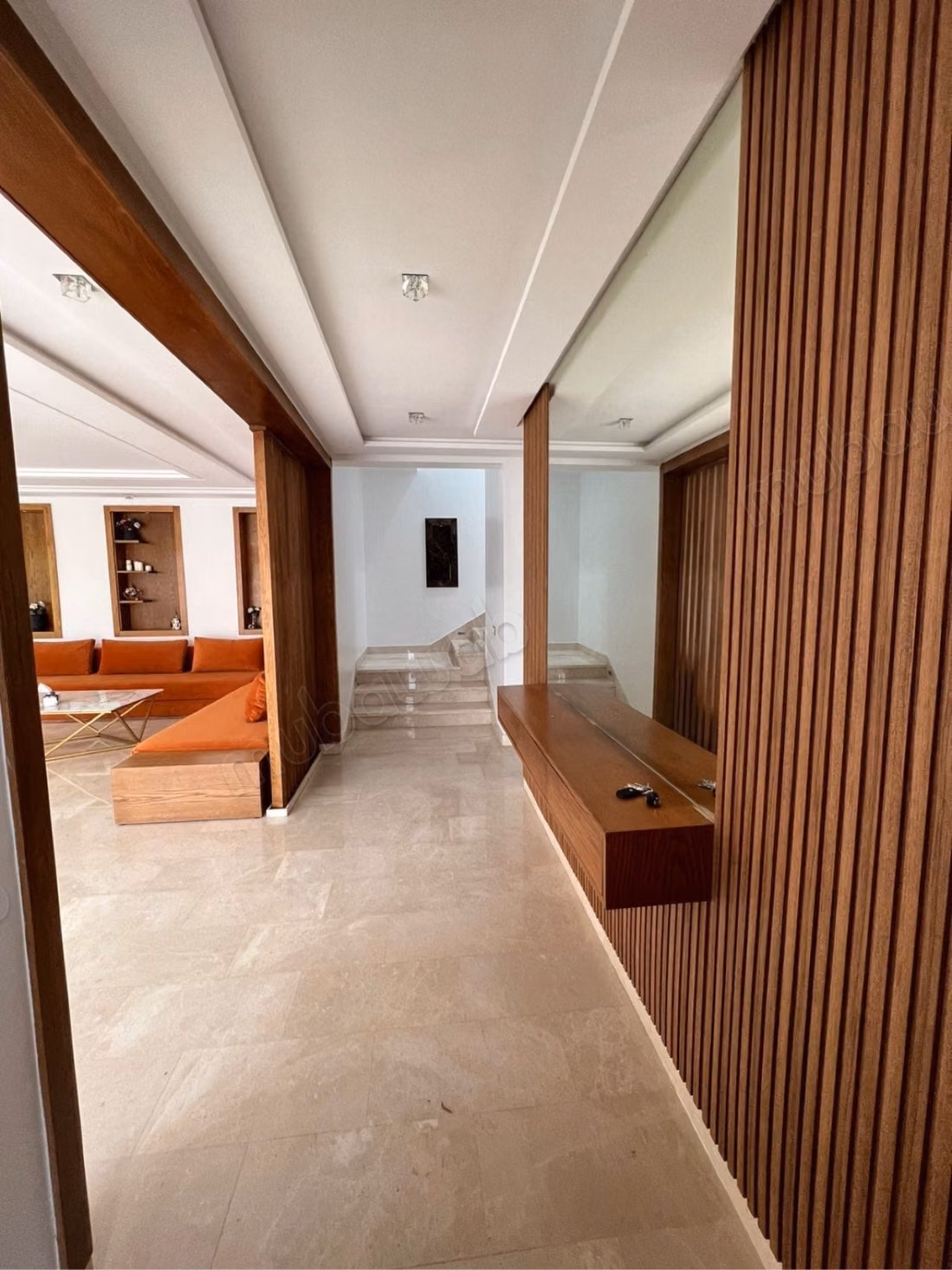 Maison de haut standing à vendre à Dar Bouazza.
Surface de 260 m².
Climatisation et piscine
