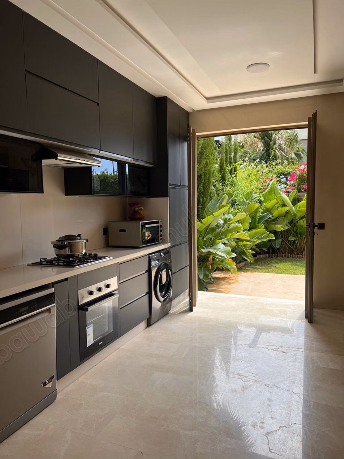 Maison de haut standing à vendre à Dar Bouazza.
Surface de 260 m².
Climatisation et piscine