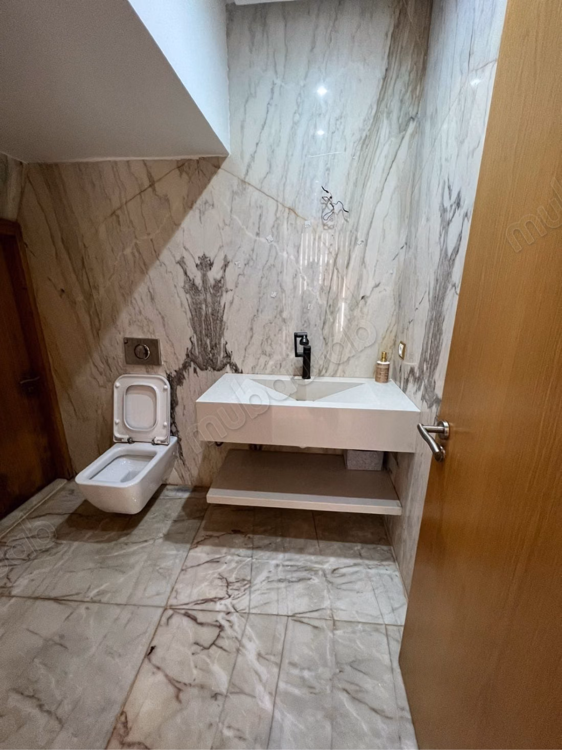 Maison de haut standing à vendre à Dar Bouazza.
Surface de 260 m².
Climatisation et piscine