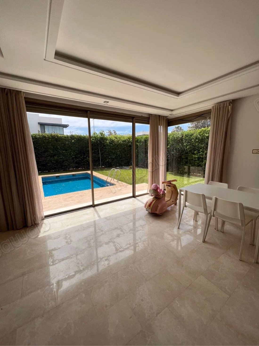 Maison de haut standing à vendre à Dar Bouazza.
Surface de 260 m².
Climatisation et piscine
