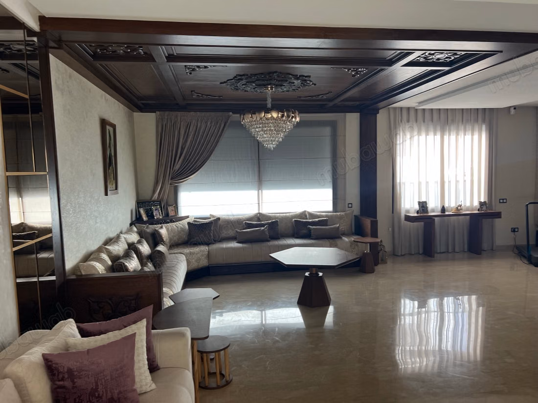 Maison de haut standing à vendre à Harhoura. 5 pièces confortables. Tout confort avec piscine et cheminée