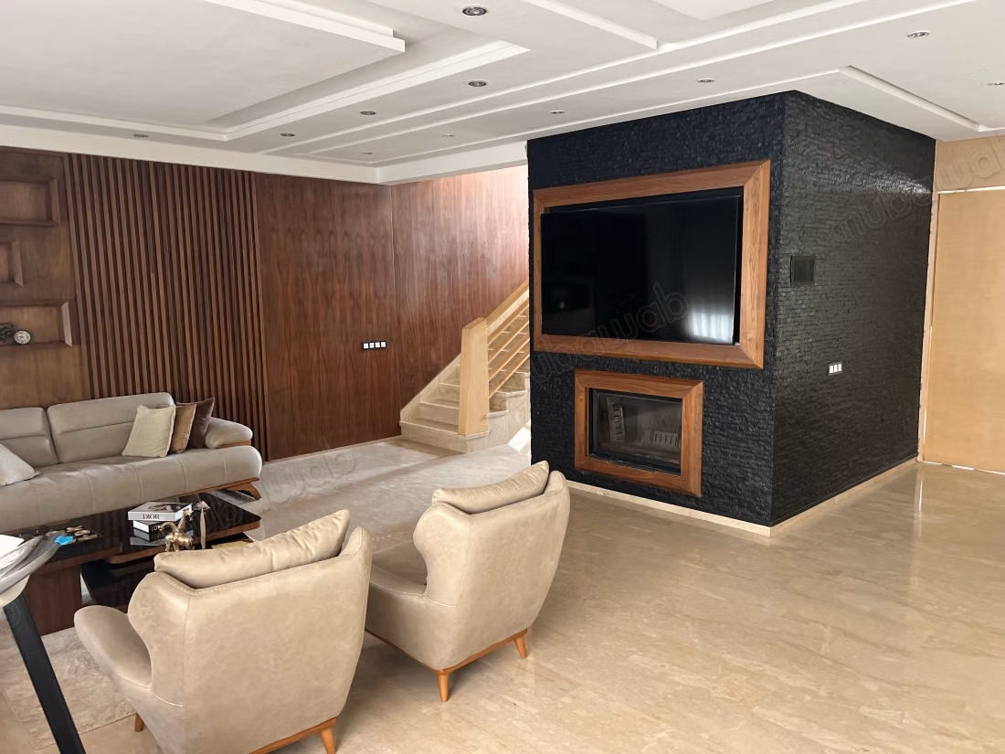 Maison de haut standing à vendre à Harhoura. 5 pièces confortables. Tout confort avec piscine et cheminée