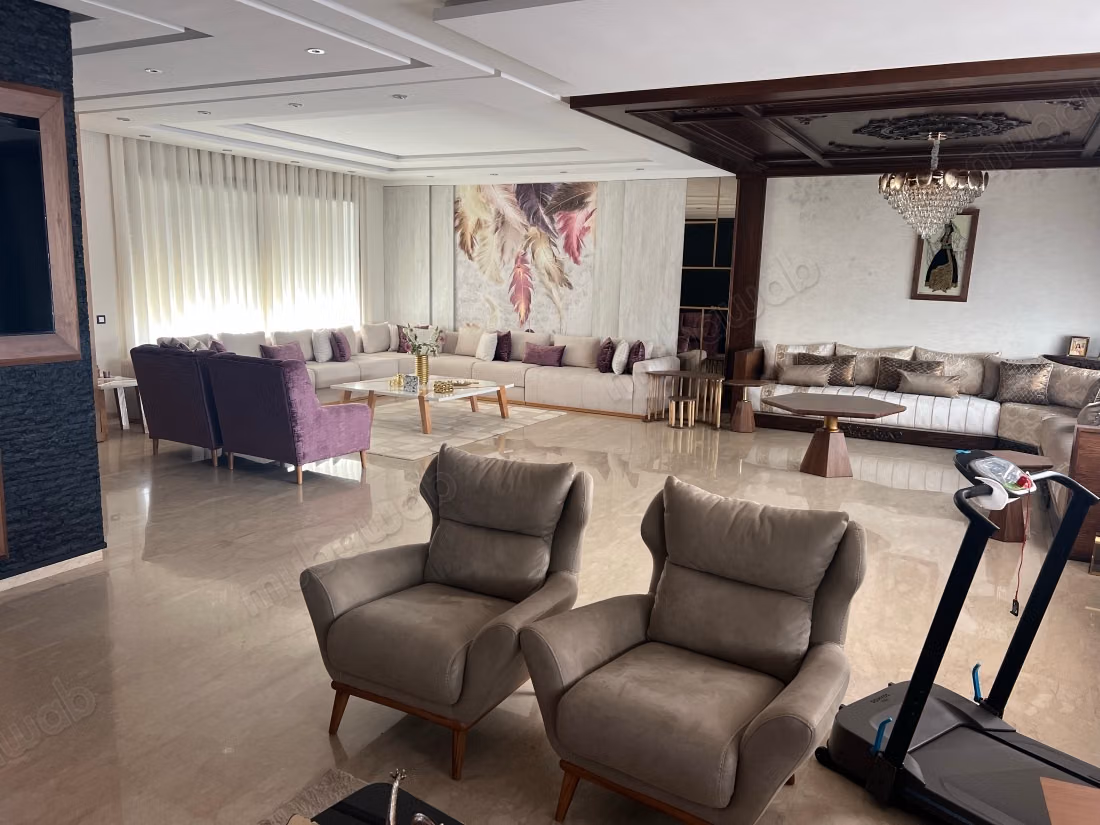Maison de haut standing à vendre à Harhoura. 5 pièces confortables. Tout confort avec piscine et cheminée
