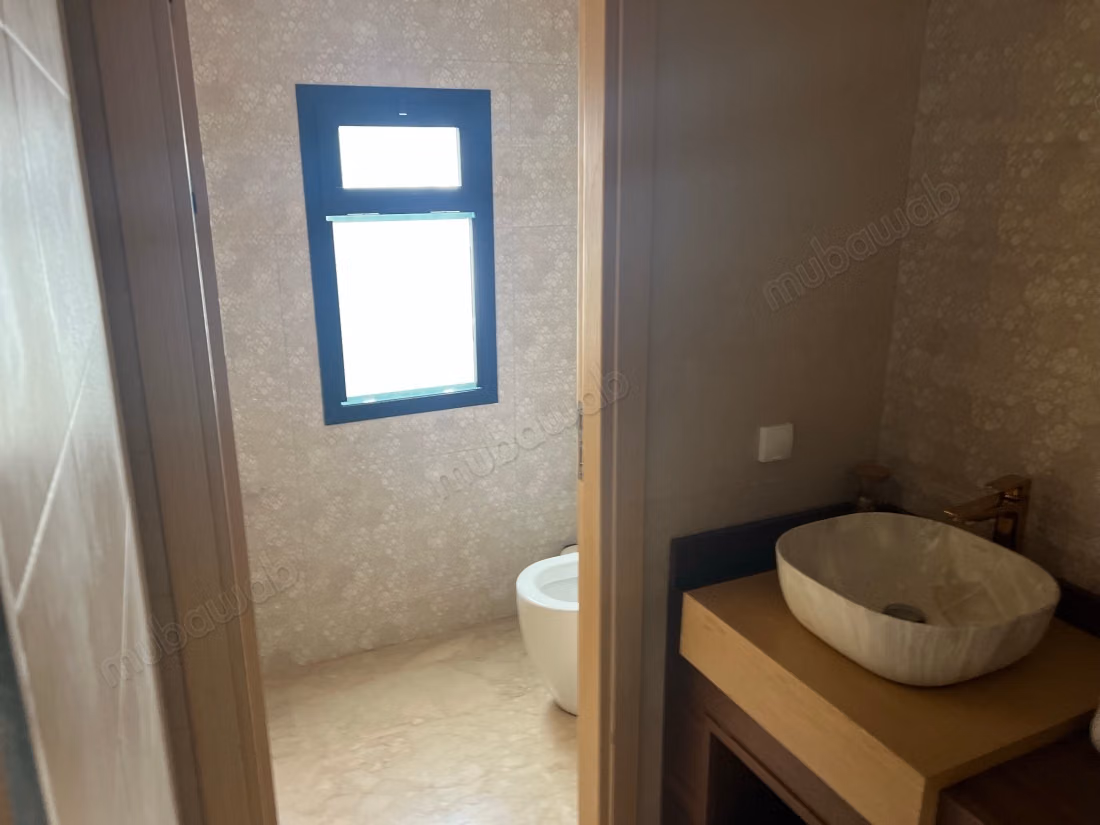 Maison de haut standing à vendre à Harhoura. 5 pièces confortables. Tout confort avec piscine et cheminée