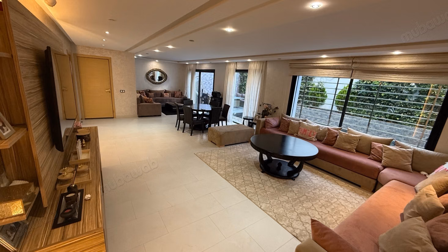 Maison de haut standing à vendre à Harhoura. 5 pièces confortables. Tout confort avec piscine et cheminée