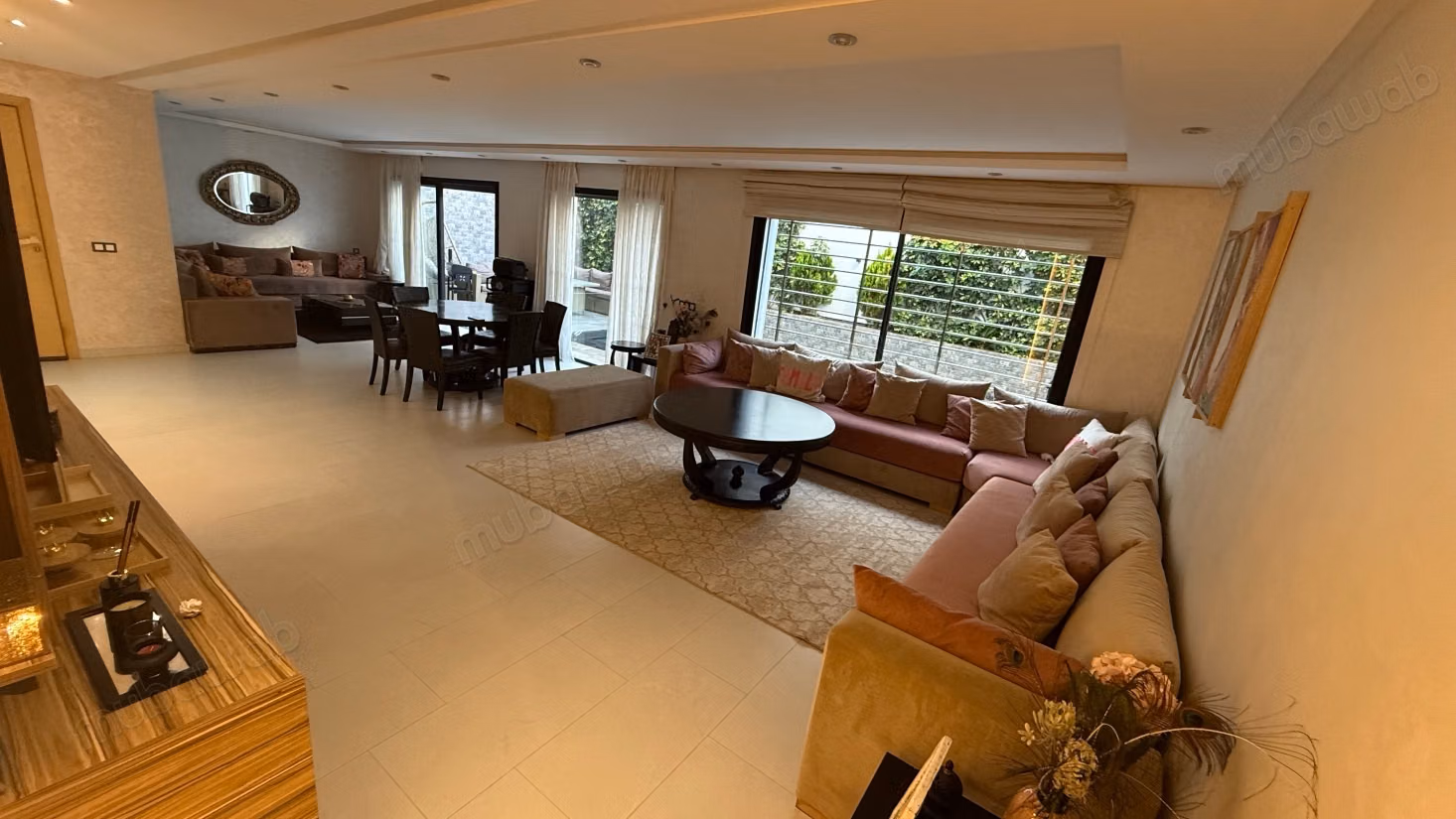 Maison de haut standing à vendre à Harhoura. 5 pièces confortables. Tout confort avec piscine et cheminée