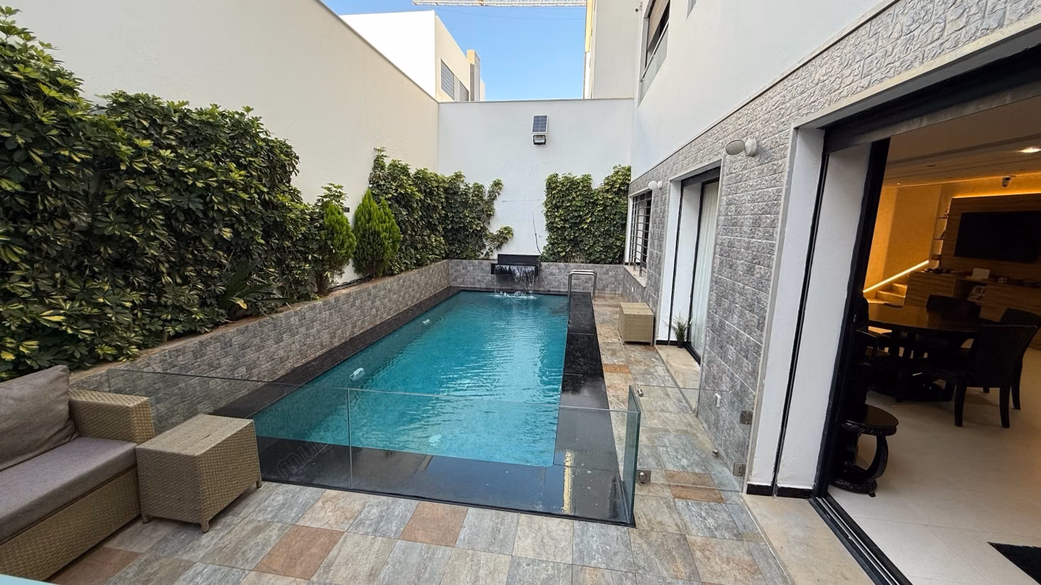 Maison de haut standing à vendre à Harhoura. 5 pièces confortables. Tout confort avec piscine et cheminée