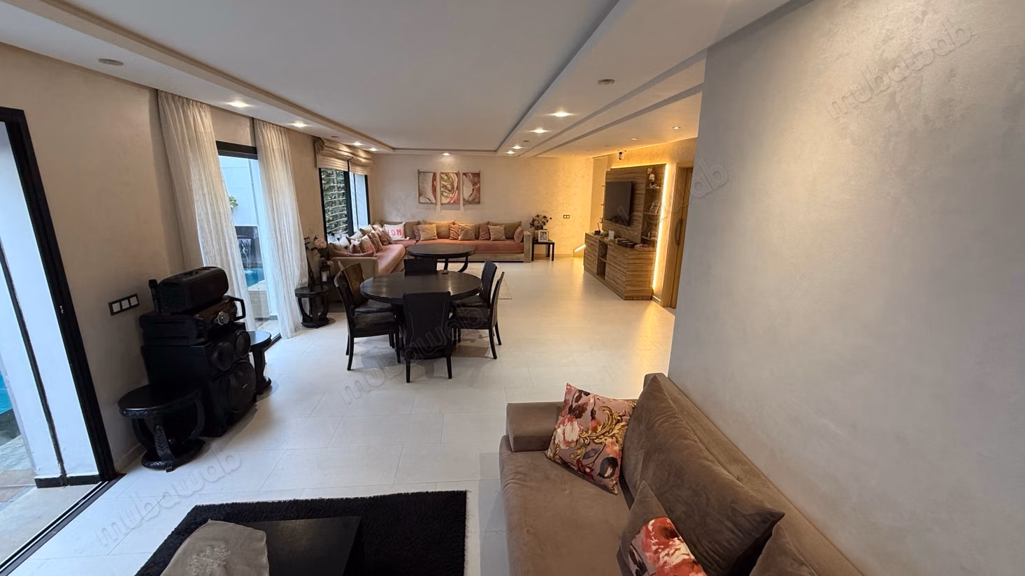 Maison de haut standing à vendre à Harhoura. 5 pièces confortables. Tout confort avec piscine et cheminée
