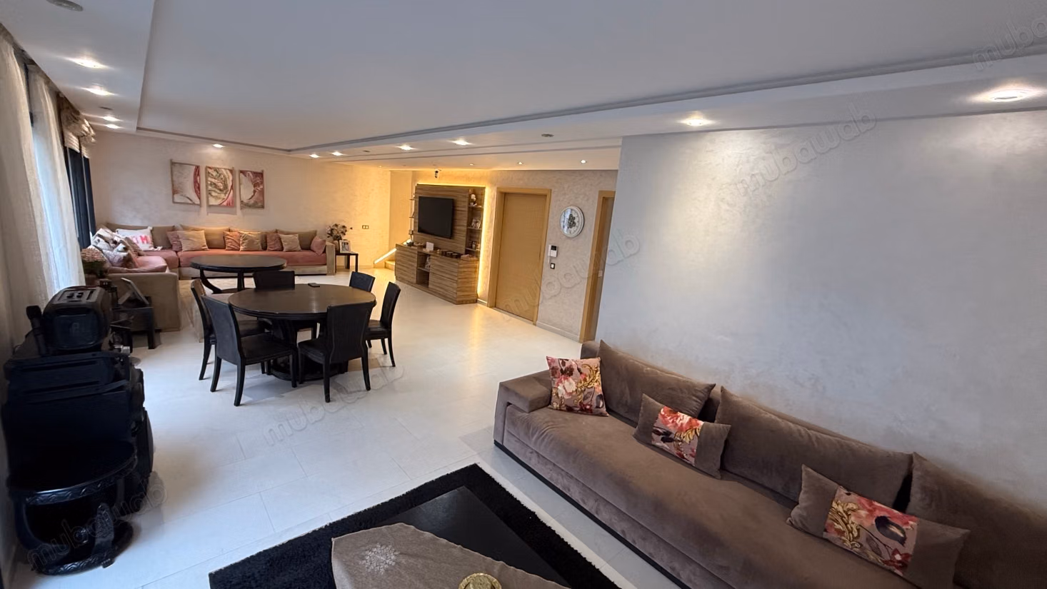 Maison de haut standing à vendre à Harhoura. 5 pièces confortables. Tout confort avec piscine et cheminée