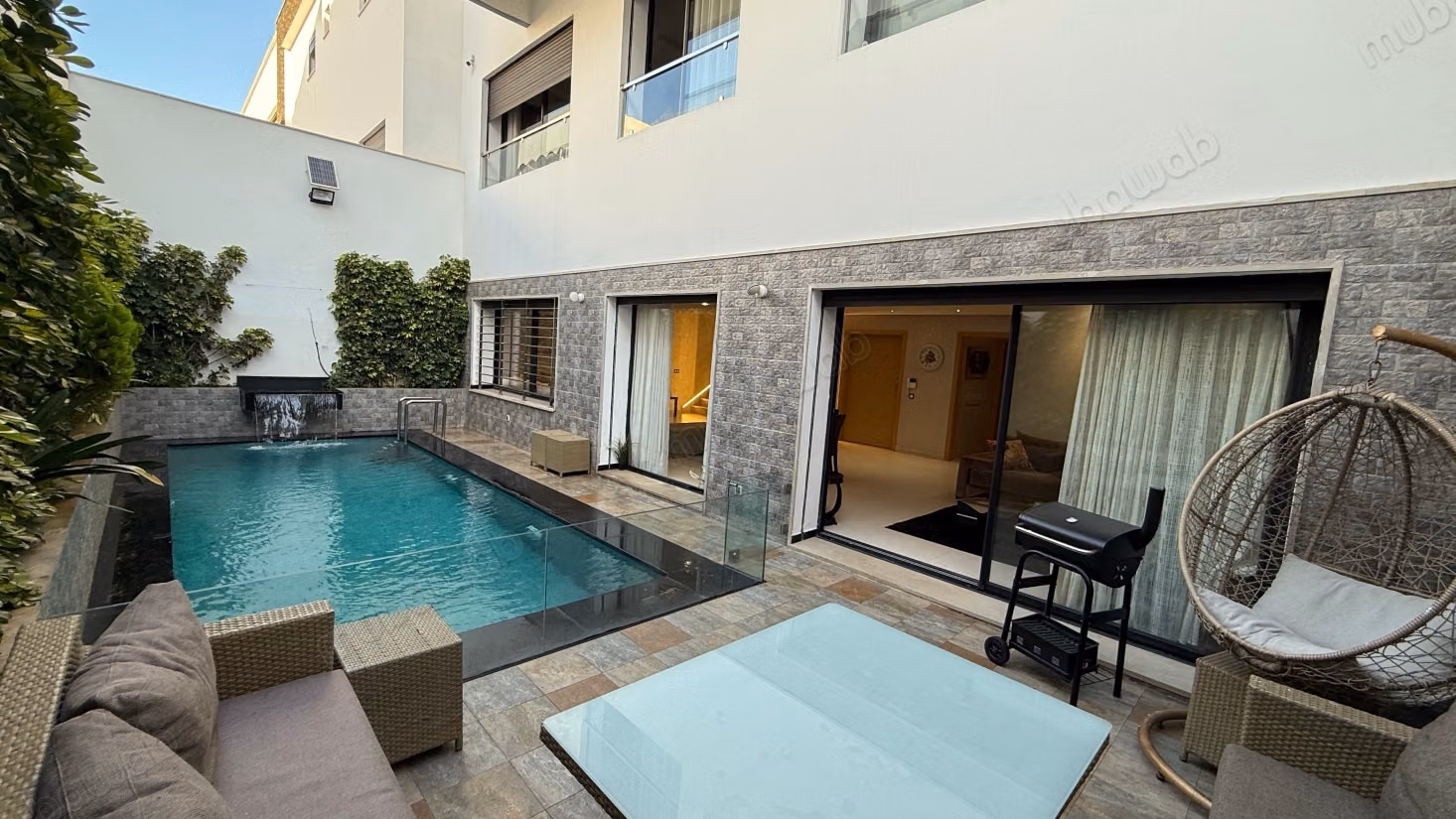 Maison de haut standing à vendre à Harhoura. 5 pièces confortables. Tout confort avec piscine et cheminée