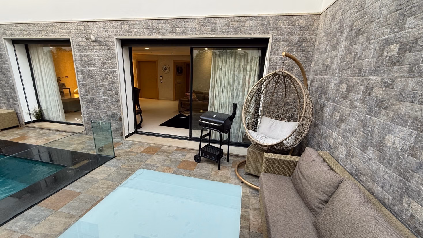 Maison de haut standing à vendre à Harhoura. 5 pièces confortables. Tout confort avec piscine et cheminée