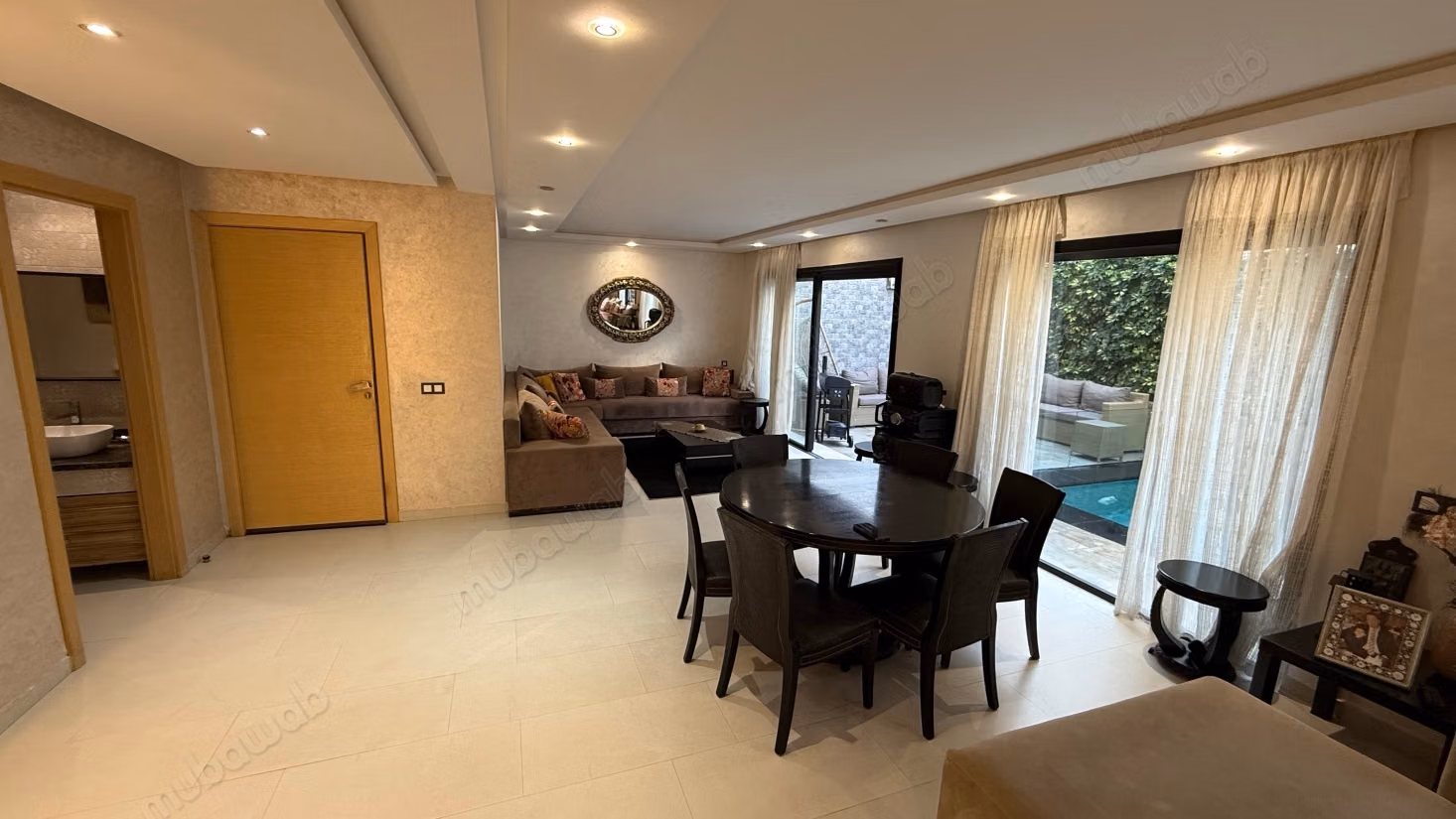 Maison de haut standing à vendre à Harhoura. 5 pièces confortables. Tout confort avec piscine et cheminée
