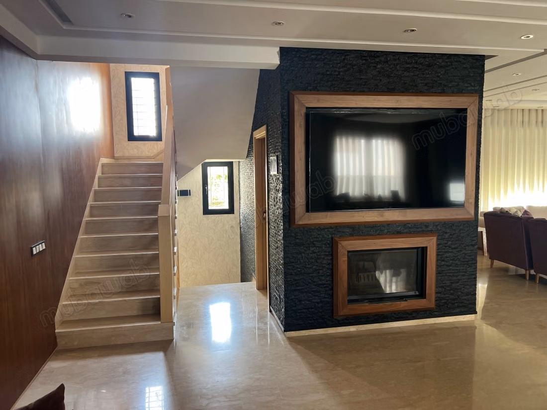 Maison de haut standing à vendre à Harhoura. 5 pièces confortables. Tout confort avec piscine et cheminée