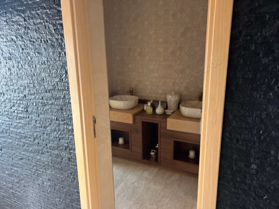 Maison de haut standing à vendre à Harhoura. 5 pièces confortables. Tout confort avec piscine et cheminée