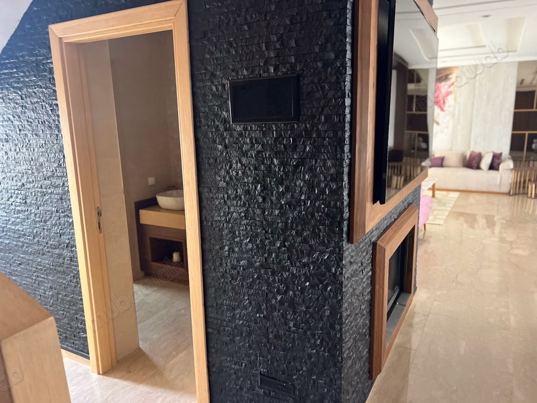 Maison de haut standing à vendre à Harhoura. 5 pièces confortables. Tout confort avec piscine et cheminée