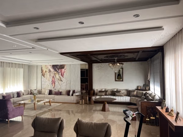 Maison de haut standing à vendre à Harhoura. 5 pièces confortables. Tout confort avec piscine et cheminée