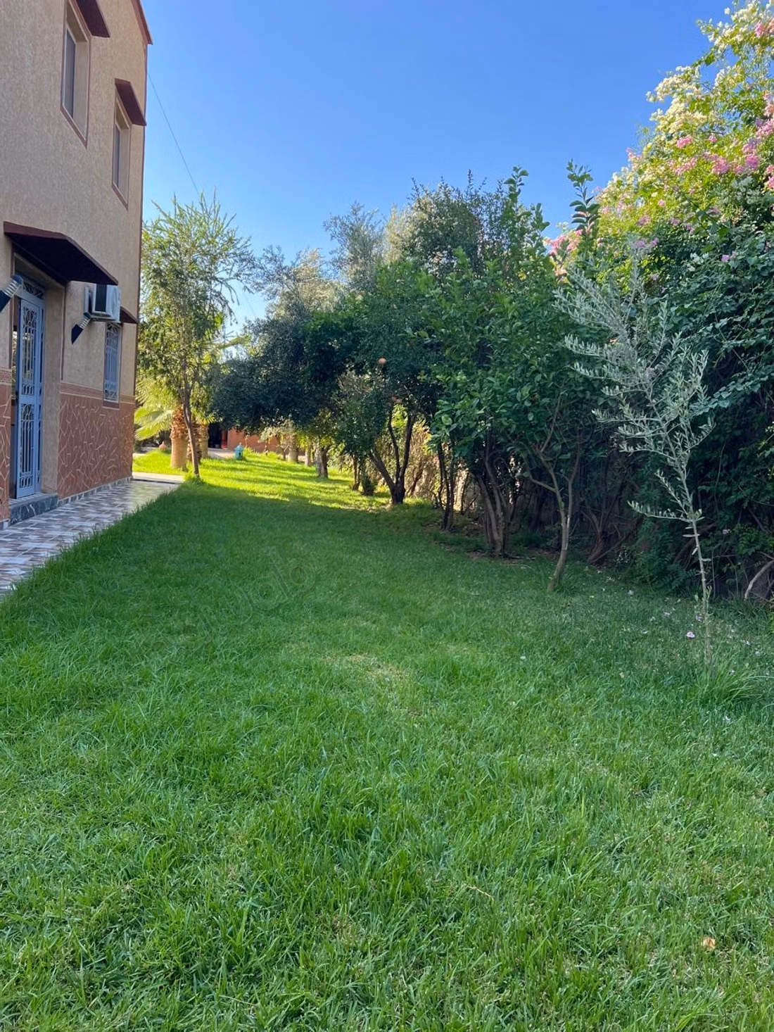 Somptueuse villa à louer à Route de Fez. 
3 grandes pièces. 
Jardin et terrasse