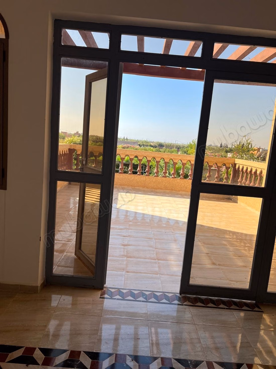 Somptueuse villa à louer à Route de Fez. 
3 grandes pièces. 
Jardin et terrasse