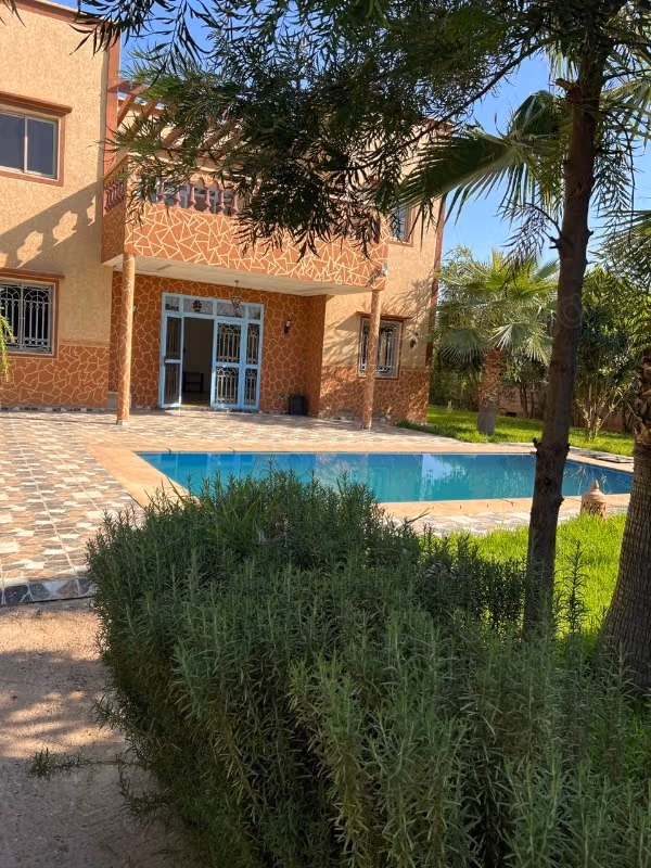 Somptueuse villa à louer à Route de Fez. 
3 grandes pièces. 
Jardin et terrasse