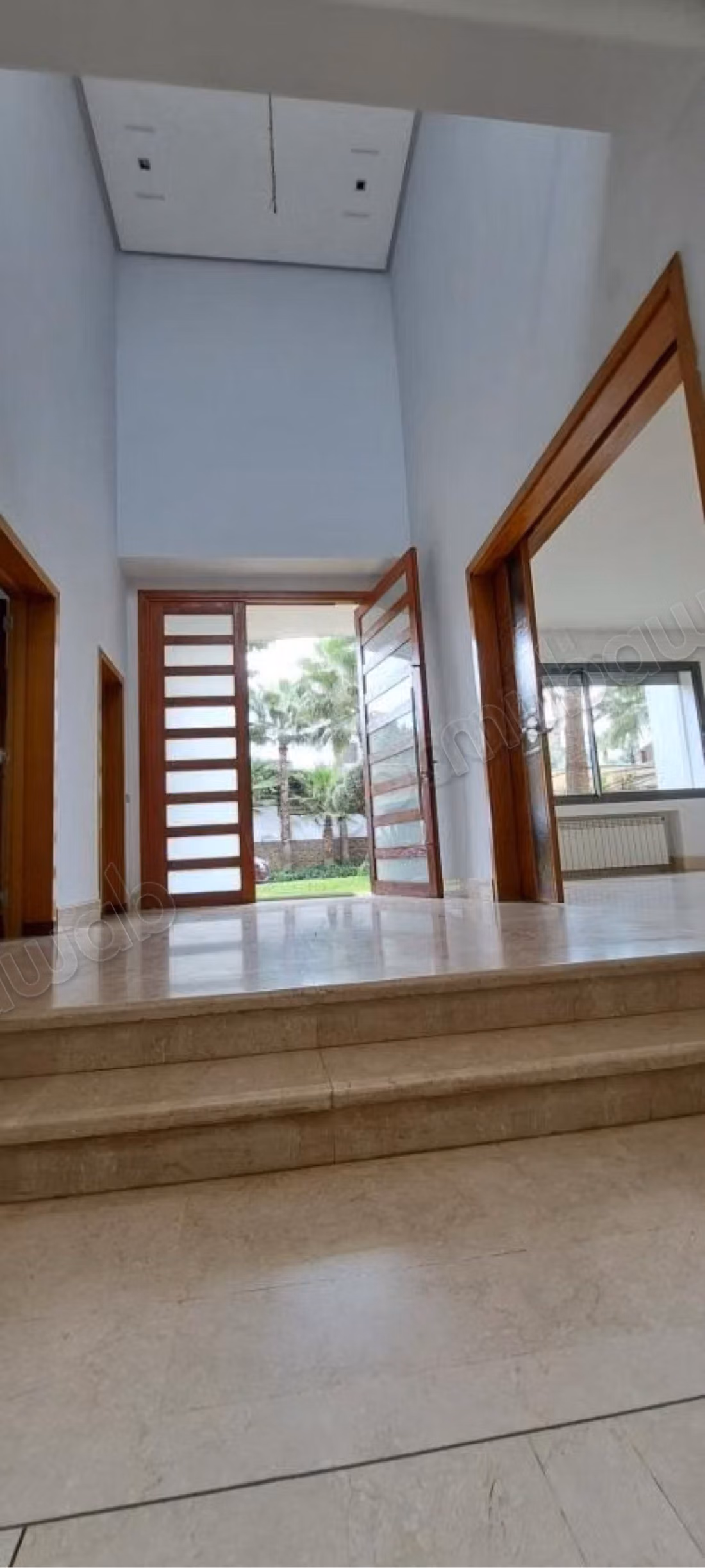 Superbe villa à louer à Ain Diab. 4 chambres. Belle terrasse et jardin