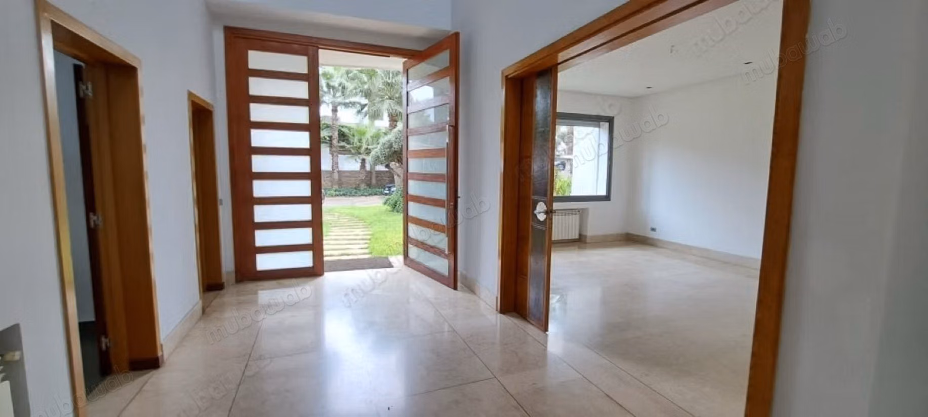 Superbe villa à louer à Ain Diab. 4 chambres. Belle terrasse et jardin