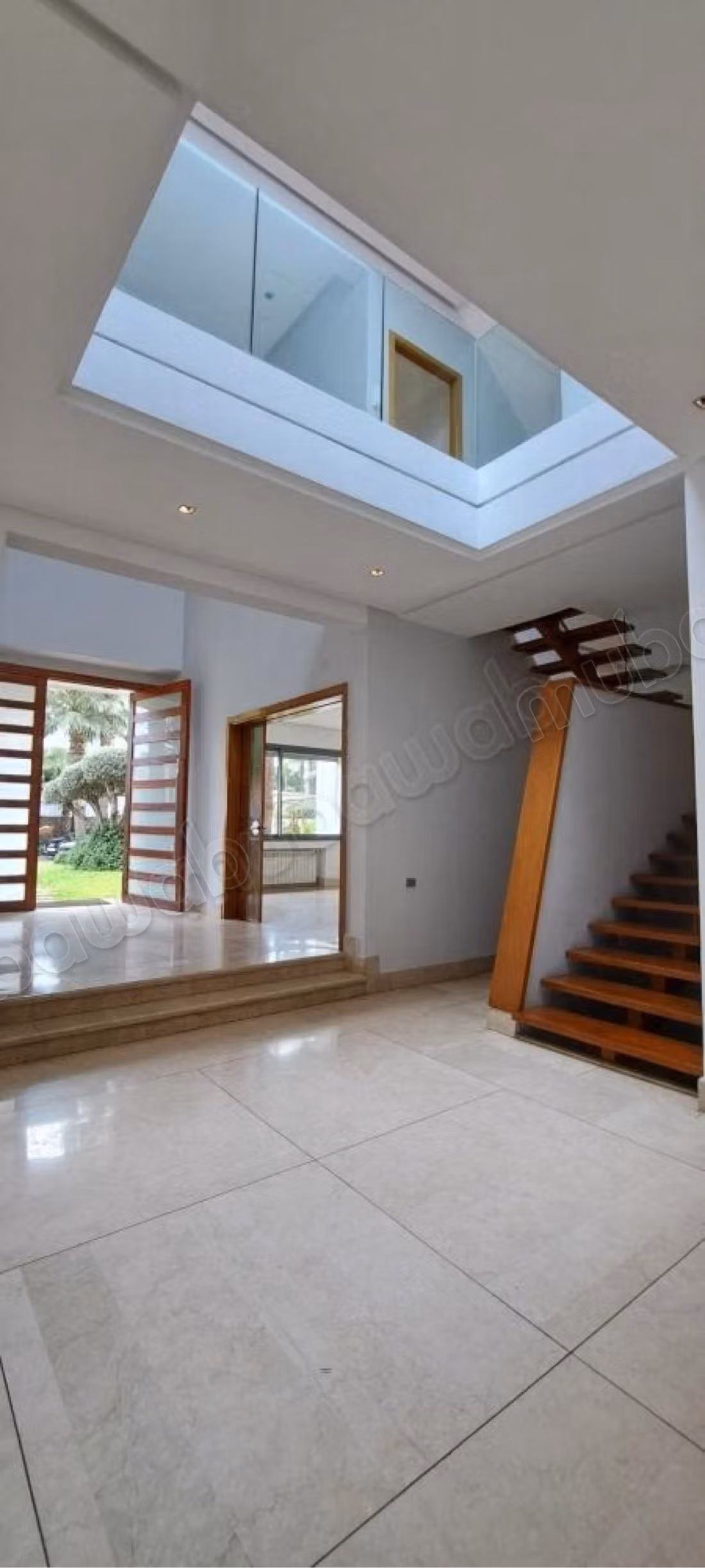 Superbe villa à louer à Ain Diab. 4 chambres. Belle terrasse et jardin