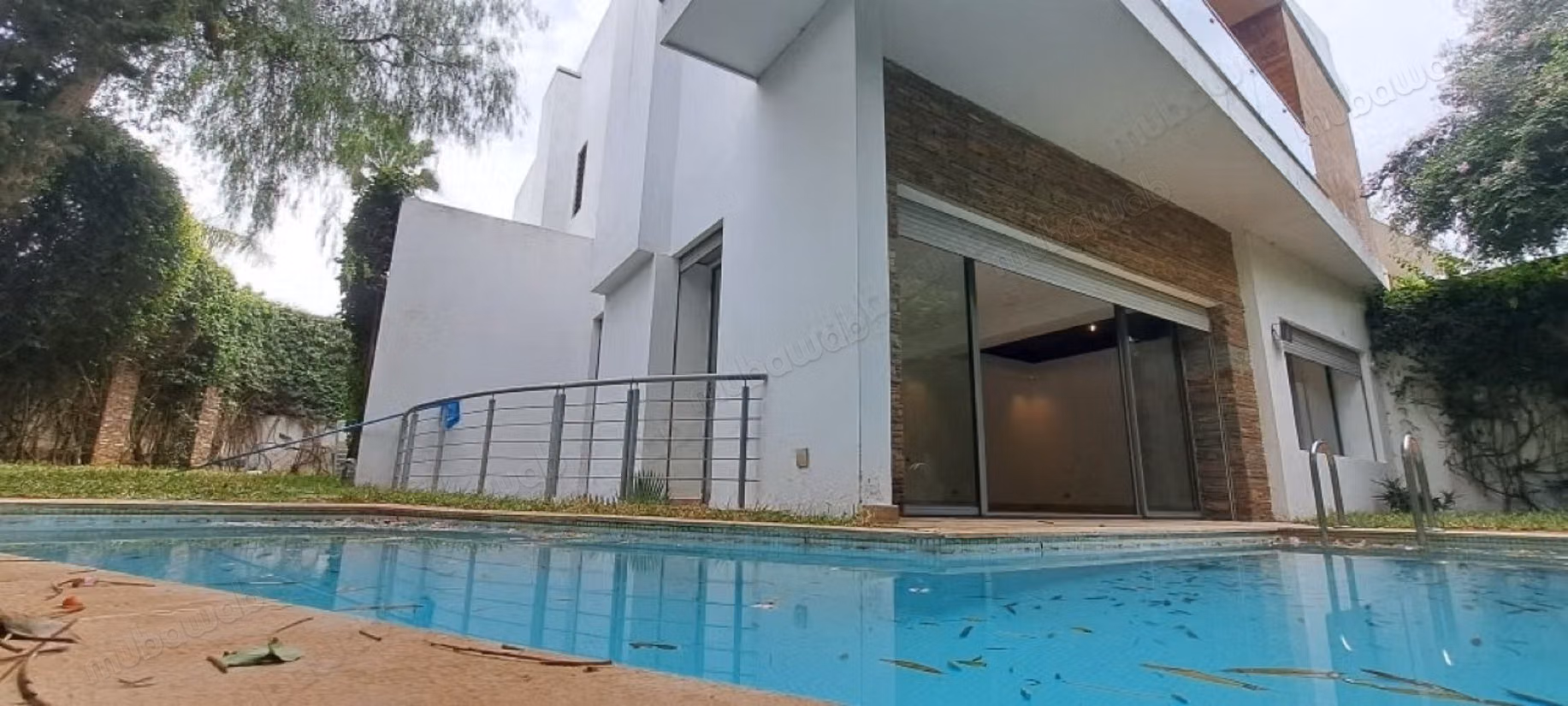 Superbe villa à louer à Ain Diab. 4 chambres. Belle terrasse et jardin