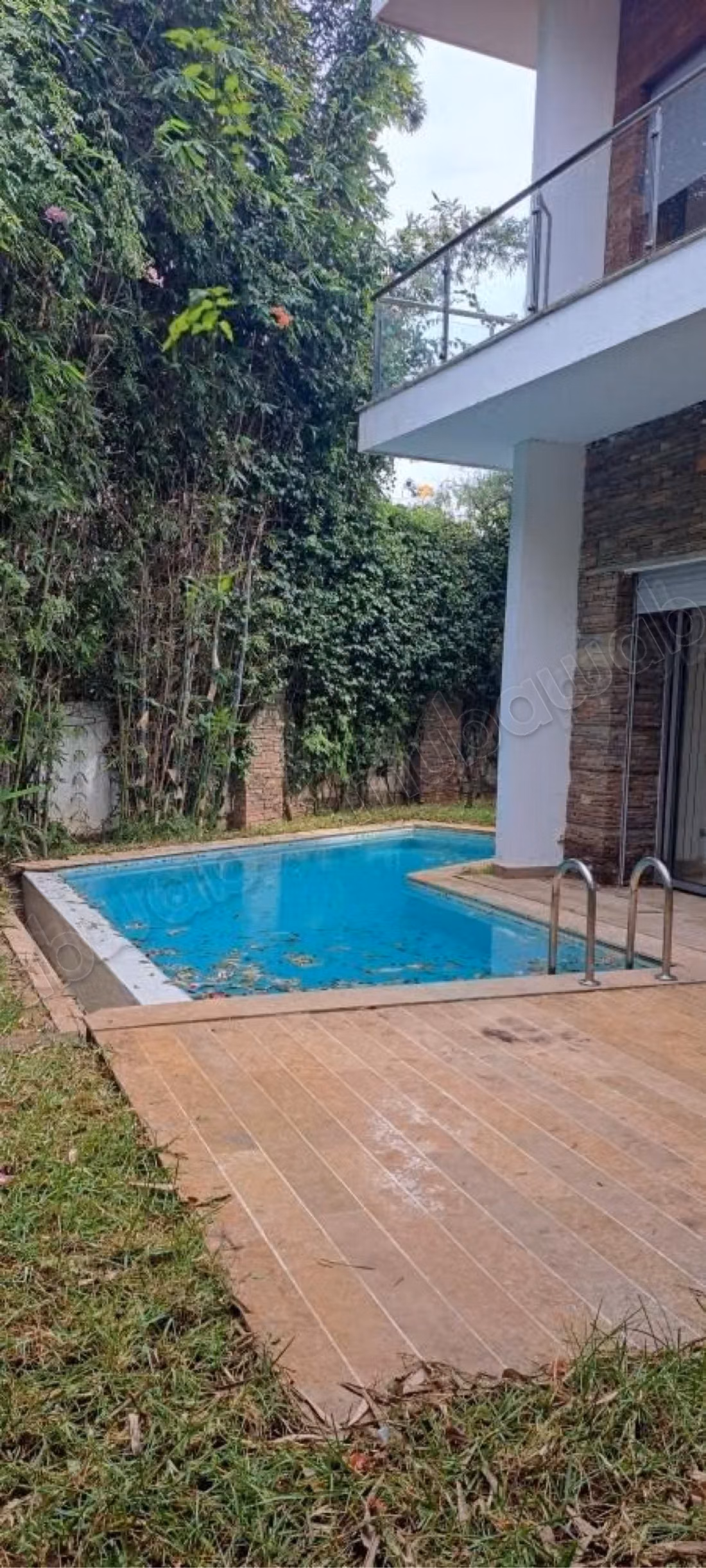 Superbe villa à louer à Ain Diab. 4 chambres. Belle terrasse et jardin