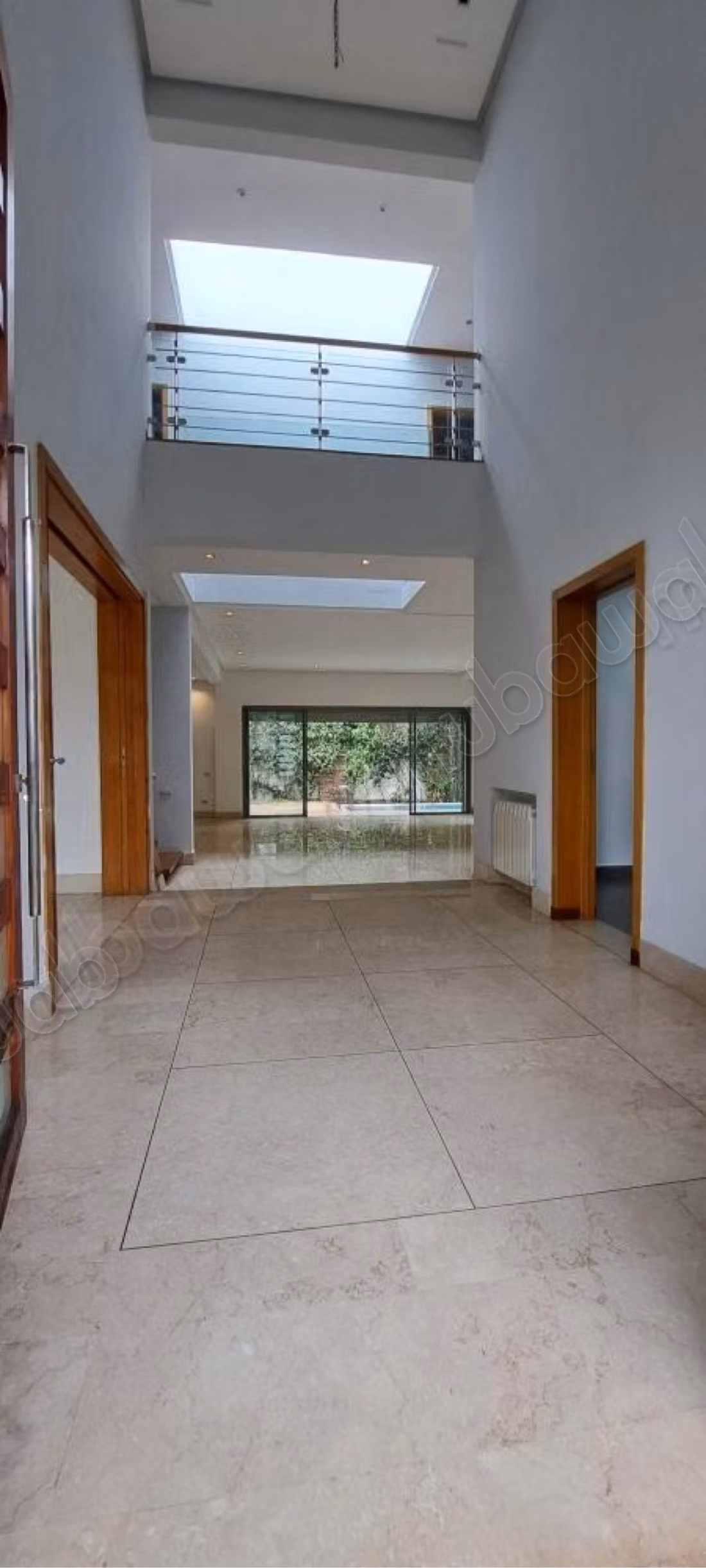Superbe villa à louer à Ain Diab. 4 chambres. Belle terrasse et jardin